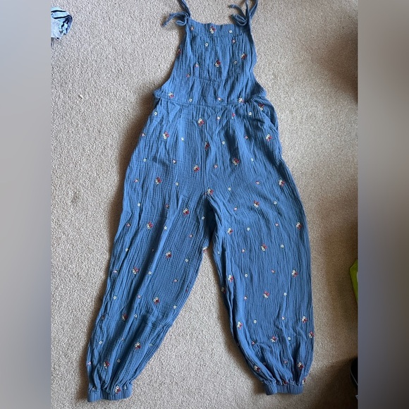 Cider Pants - Cider Women’s medium blue jumper with woven floral and strawberries 🍓 🌻